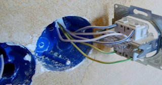 Монтаж проходного выключателя от 560 руб. в Вязьме